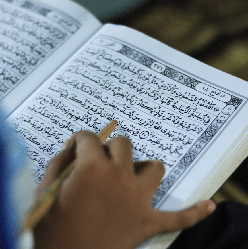 El Sagrado Qur’an Qur’an abierto para aprender y comprender el Islam