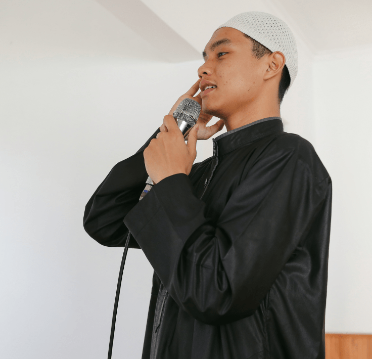 ¿Cuándo se realiza el Salat? Imam realizando el adhan, llamada a la oración del Salat