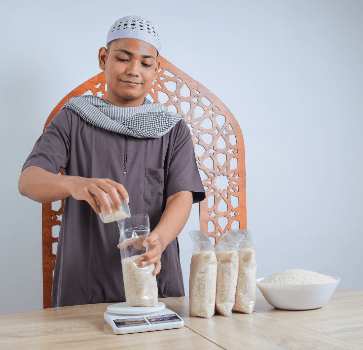¿Cómo se calcula el Zakat? Hombre musulmán pesando y calculando arroz para distribuir como Zakat